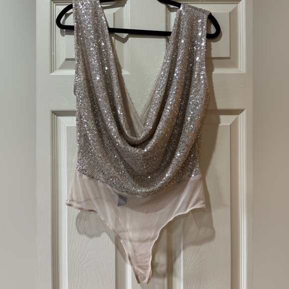 NWT Lulu’s Evening of Wonder Sequin Cowl Back Bodysuit - Picture 8 of 9